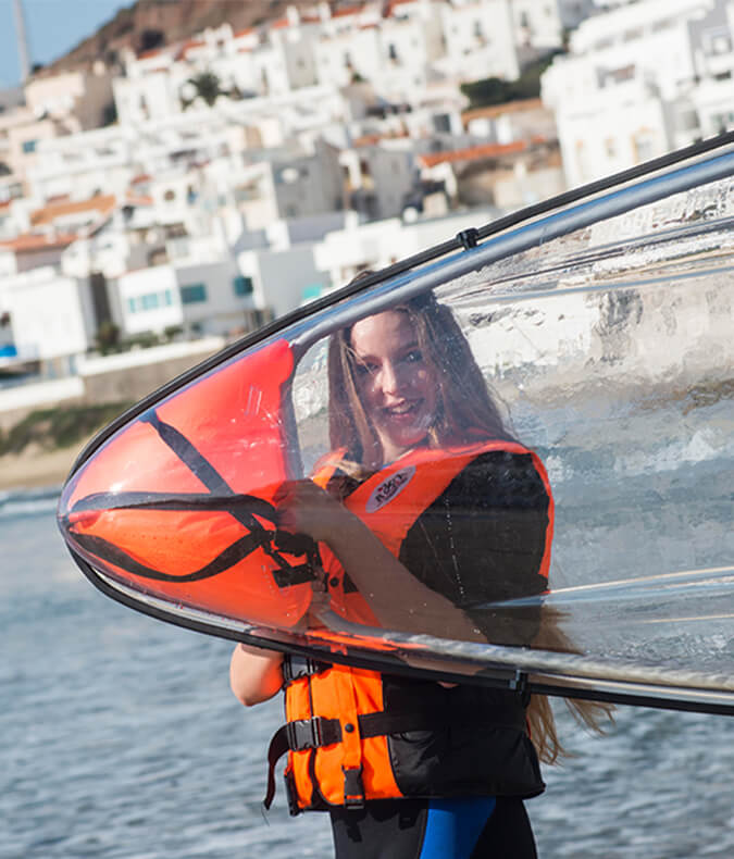 chica con kayak transparente en cabo de gata