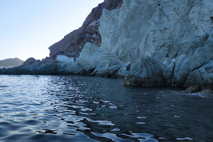 playas de cabo de gata excursiones en piragua y kayak acantilado roca blanca